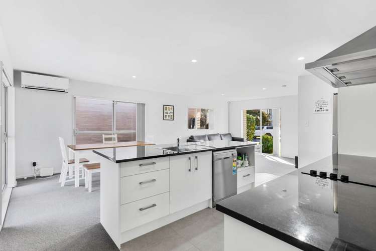 8 Popokatea Drive Takanini_10