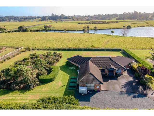 QUALITY EXPANSIVE HOUSE, PEACEFUL LAKE VIEWS