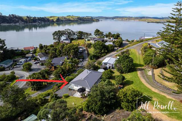 Beach House in Pahi on the Kaipara Harbour