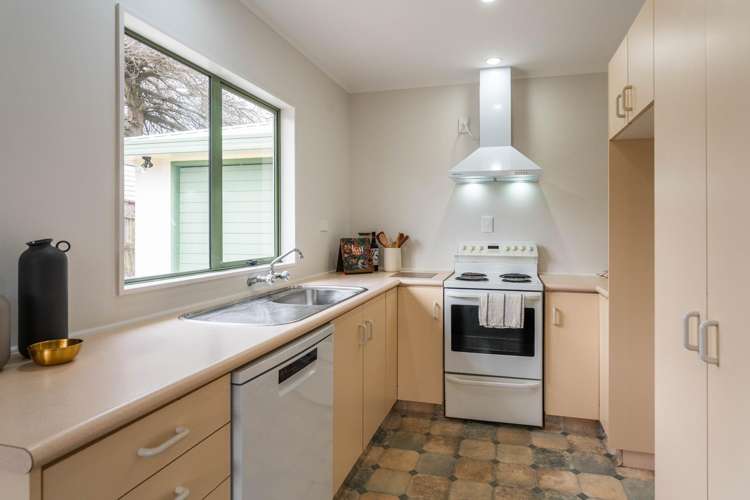 9B Ingle Avenue Waipahihi_8