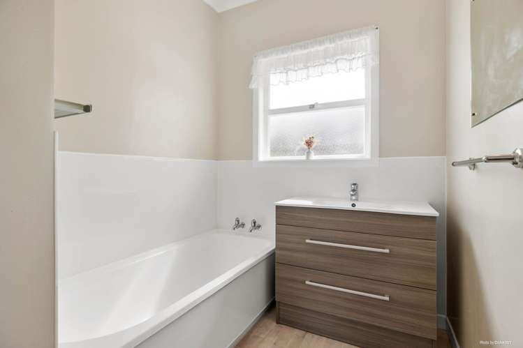 13 Currie Avenue Hillsborough_17