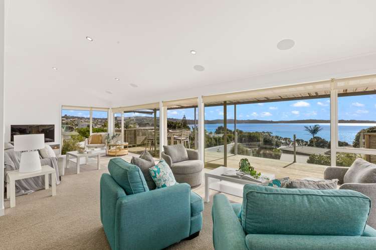 4 Piccadilly Circus Snells Beach_8