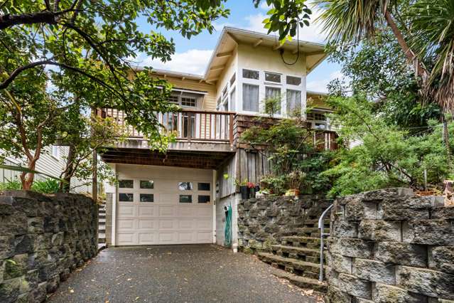 Freehold Character Home In Devonport!