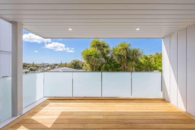 2/589A East Coast Road Browns Bay_8