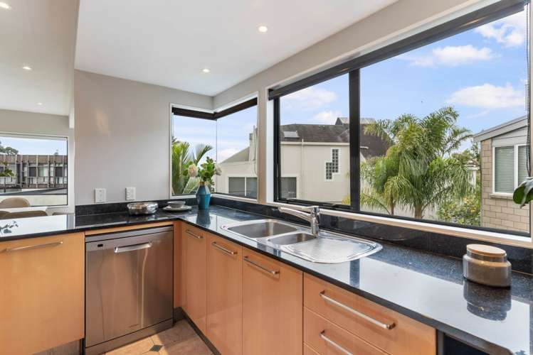 2/4 Rogers Avenue Eastern Beach_10