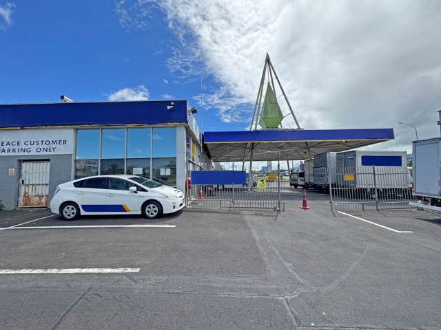 ROAD FRONTAGE UNIT WITH GATED YARD