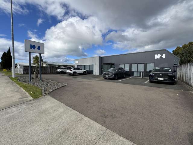 Professional office with profile and parking