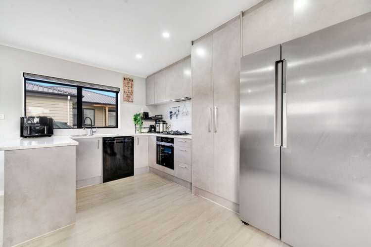 15b Crown Crescent Otara_9