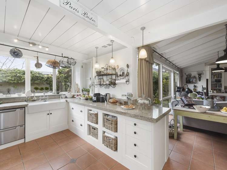 772 River Road Chartwell_10