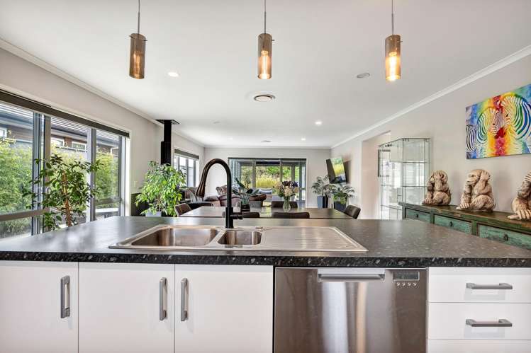 122 Pohutukawa Place Waiwhakaiho_1