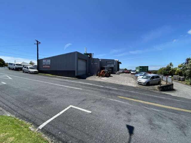 Double bay workshop with ample yard - Fitzroy