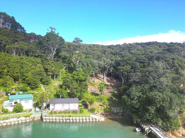 219-222/DP7675 Bon Accord Harbour Kawau Island_23