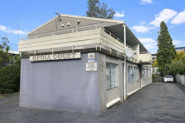 Tidy Two Bedroom Unit - Close to CBD