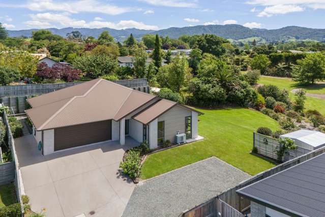 Near New Home - Kaimai Views - Sprawling Section