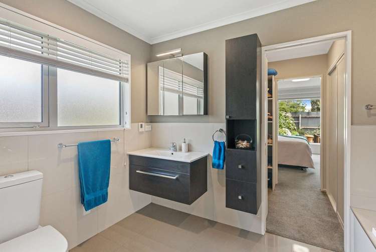 32 Sylvia Street Parklands_13