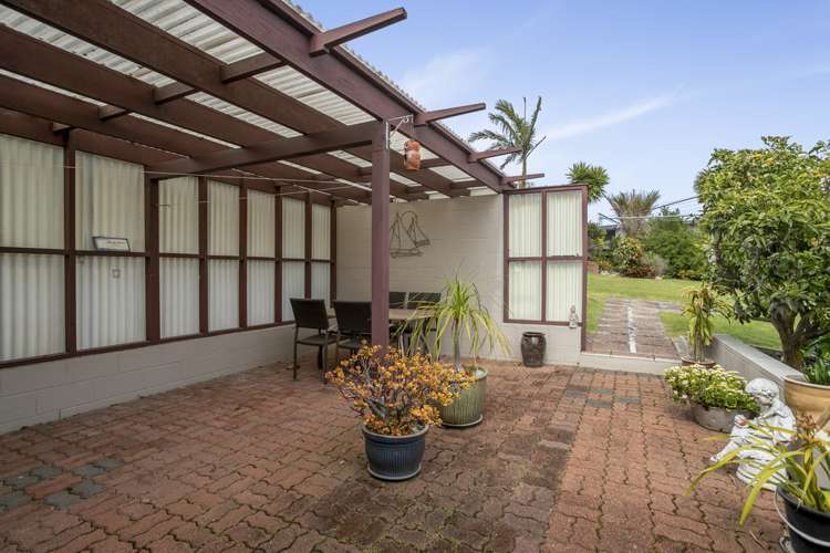 8 Paisley Street Mellons Bay_17