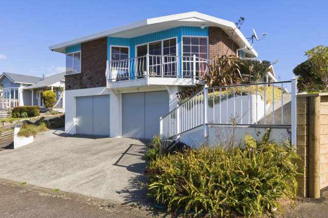 Panoramic Ocean Views and Sun-Soaked Living