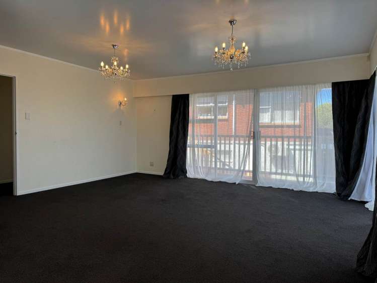 4 Royal Road Massey_13