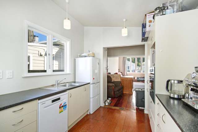 16 Riddlers Crescent Petone_4