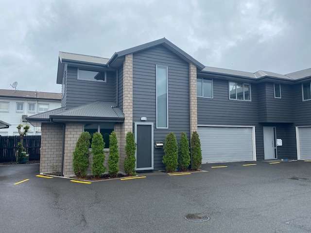 Contemporary Comfort in the Heart of Hamilton – 3 Bedrooms + Double Garage