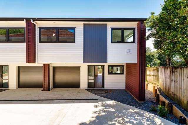 Freehold Duplex , Ensuite on Ground Floor