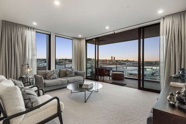 LUXURY APARTMENT WITH HARBOUR VIEWS