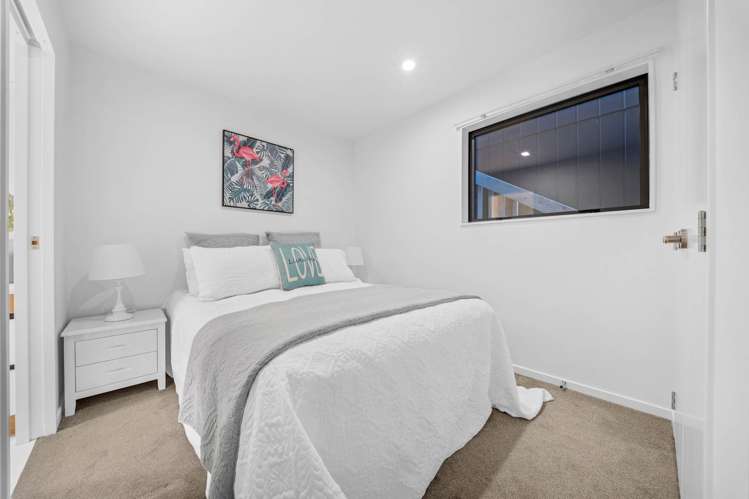 5 Puhakehake Place Flat Bush_11