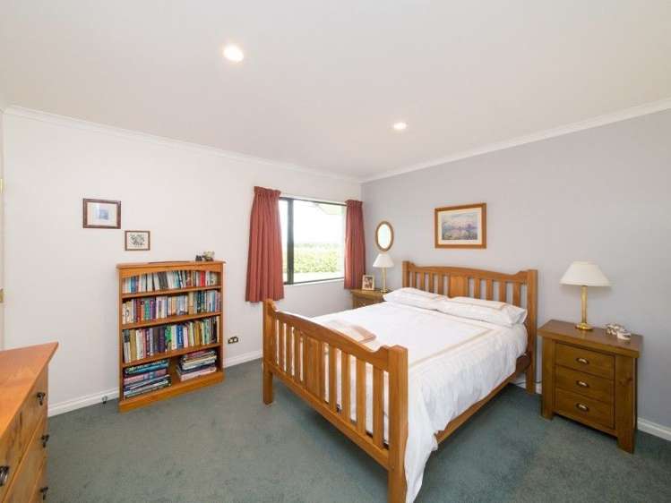99 Spur Road West Feilding_10
