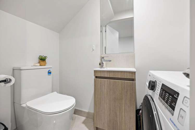 16/18 Hewlett Road Massey_19