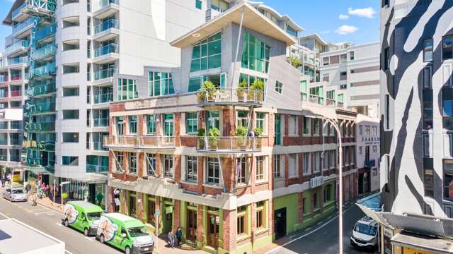 Corner Residence Penthouse With Carpark