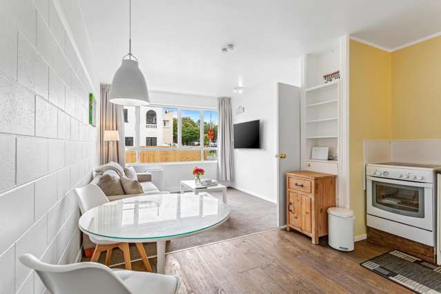 Fully Furnished Newmarket Apartment!!