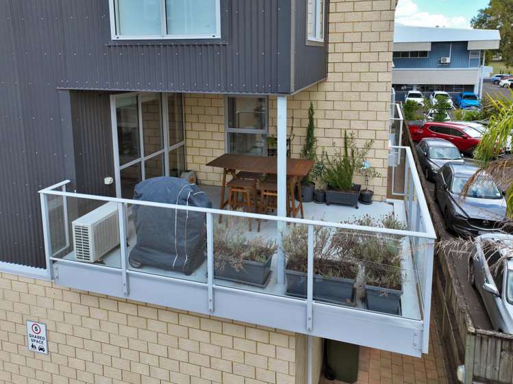 2/9 Vialou Street Hamilton Central_1