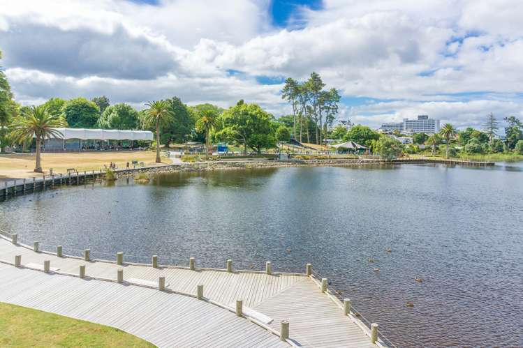 67 Lake Crescent Hamilton Lake_14