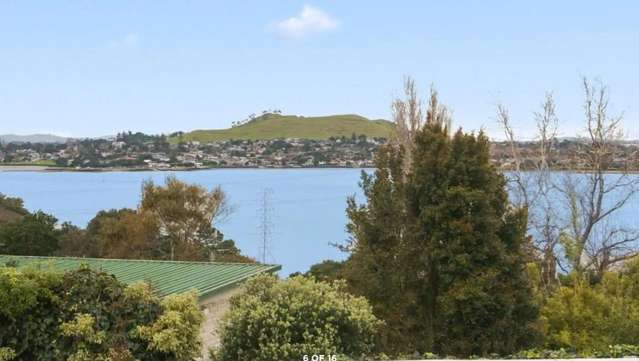 Kiwi Holiday Home with a View – Long-Term Rental in Auckland