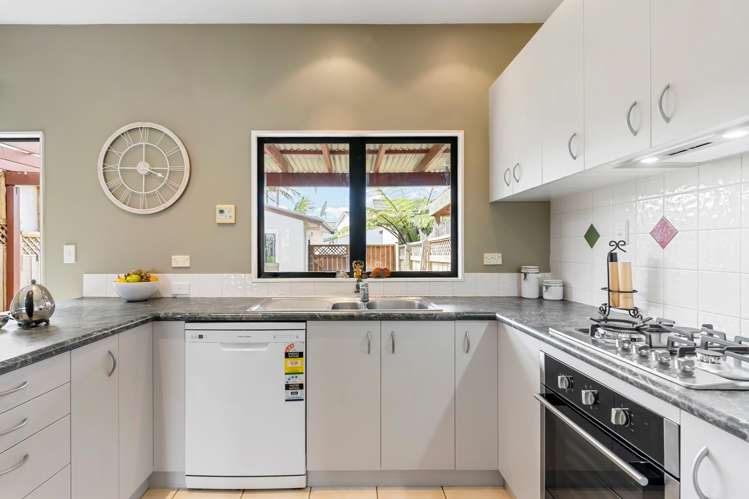 3/8 Tuscany Way Te Atatu Peninsula_10