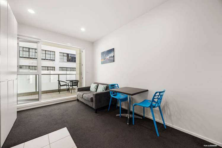 210/85 Beach Road City Centre_6