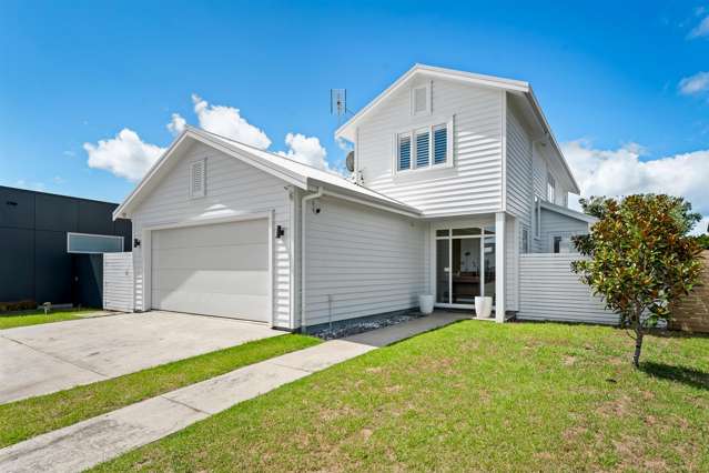 HAMPTONS-STYLE FAMILY HOME NEAR THE BEACH