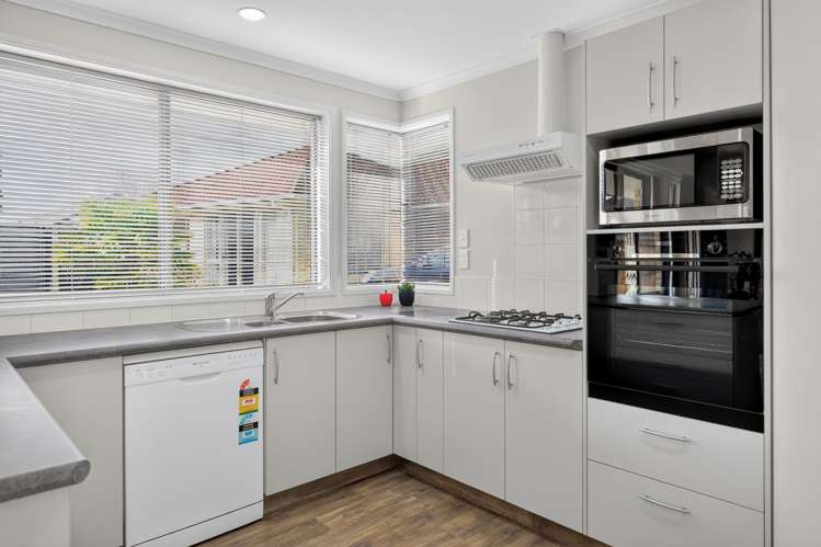 7 Kingroyal Lane Hamilton East_6