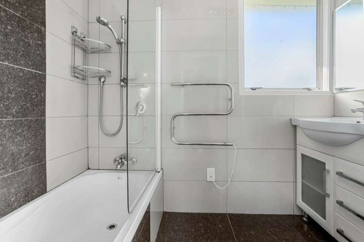 11 Castlewood Grove Blockhouse Bay_9