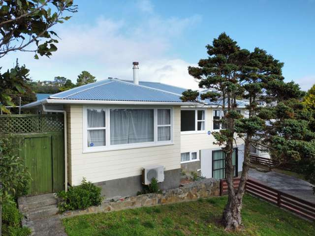 Sun, Space & 60s Charm in a Prime Newlands Location