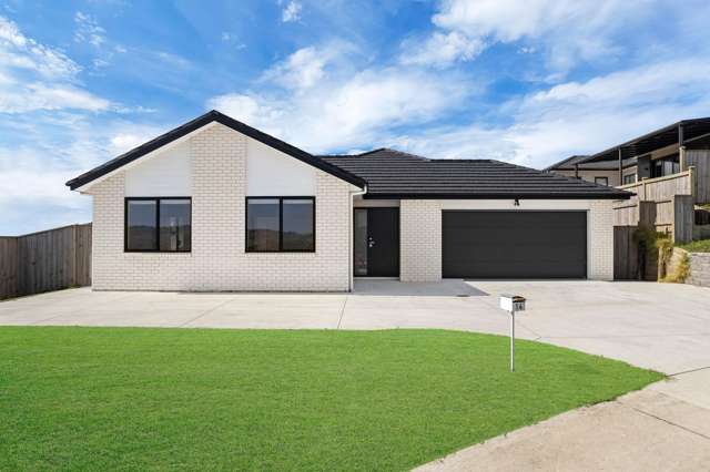 Spacious 5-Bedroom Home with Stunning Views on Large Block!