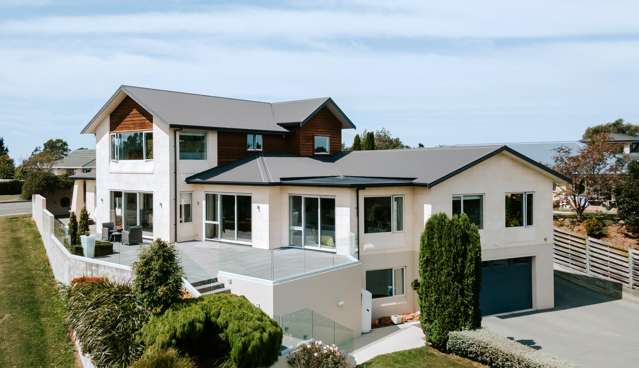 A TIMELESS, AWARD WINNING RESIDENCE ON RESERVOIR