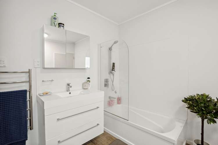 1/48 Menin Road Raumati South_13