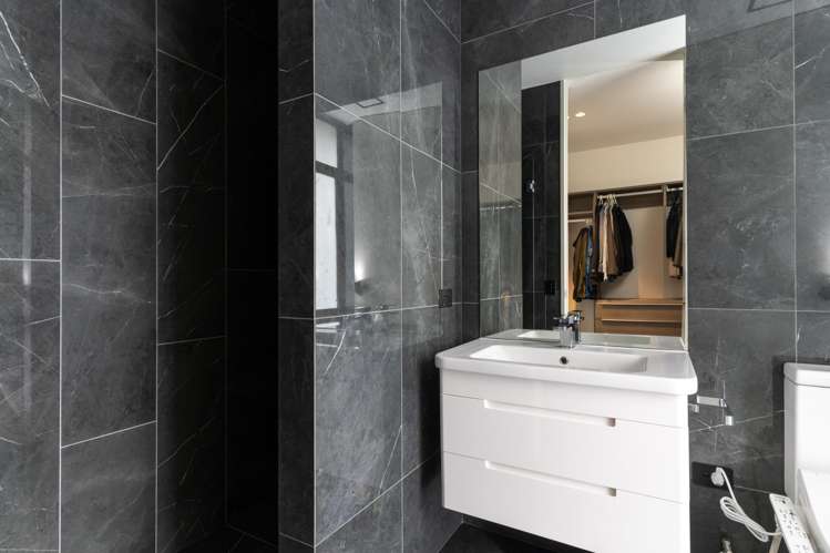 49 St Andrews Square Strowan_13