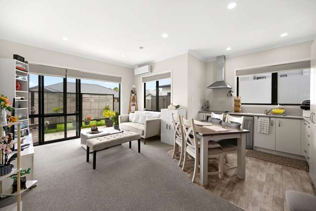  2/2 Lambert Court Glenview_1