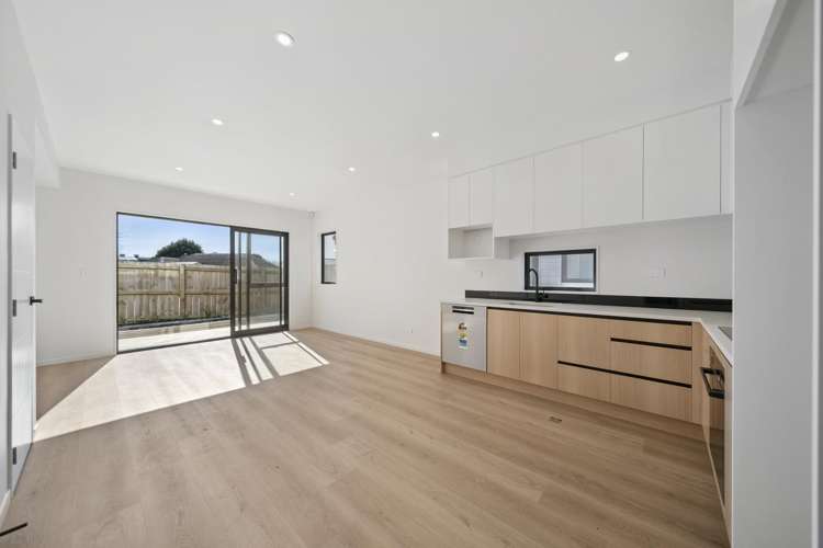 10-12 Clendon Place Manurewa_22