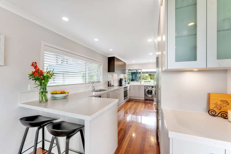 6 Paisley Street Mellons Bay_9