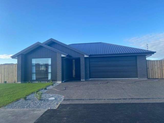 ROLLESTON- FOUR BEDROOMS, TWO BATHROOMS, DOUBLE GARAGE, FENCED