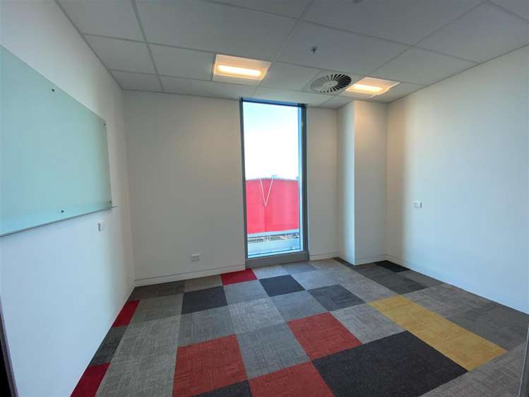 Part 3rd Floor, 109 Ward Street Hamilton Central_5