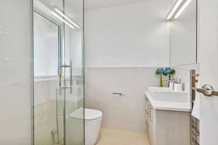 77 Bordeaux Parade Te Atatu South_16